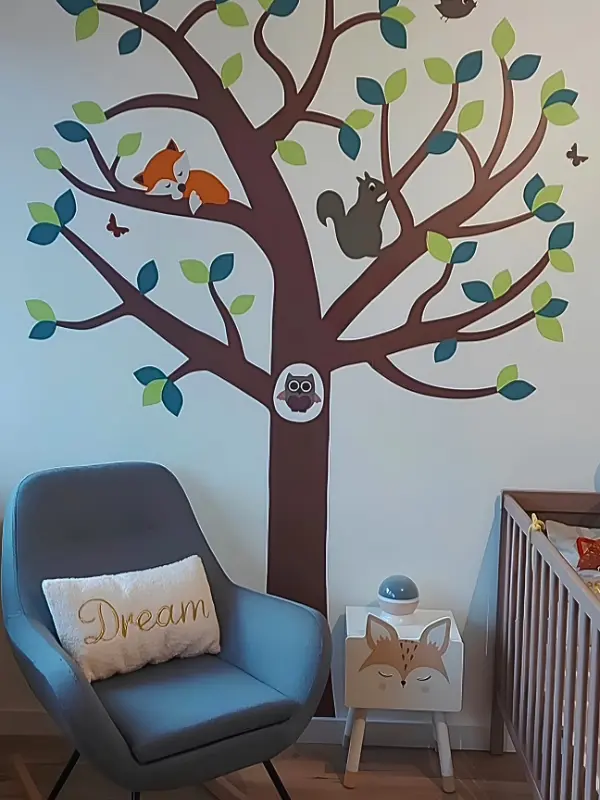 Neutrale groene bosdieren muurdecoratie voor de babykamer
